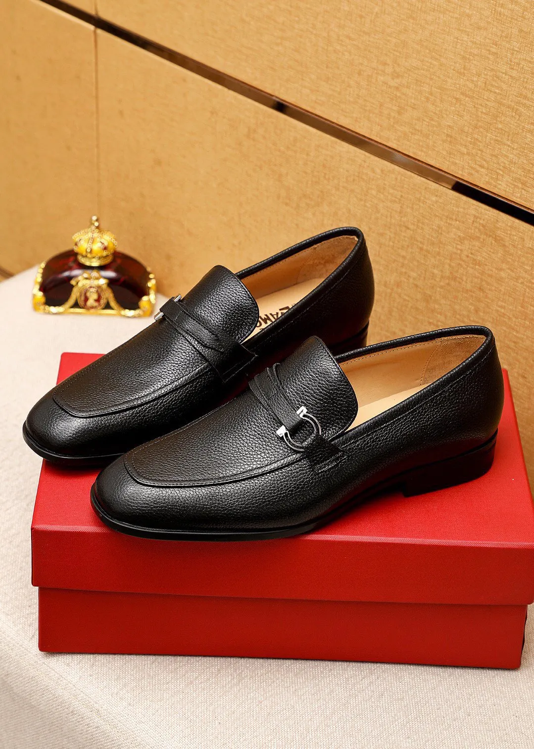 Men's shoes 💰480 💐 Product trademark: Ferragamo "Ferragamo" casual leather shoes Regular size: 38-44 (45🉑️customized) Product materials: Selected imported first-layer pebbled cowhide leather upper + luxury hardware buckle, imported water-dyed cow leather lining. Strong three-dimensional visual effect, original rubber outsole Color: 3⃣️seed leather materials available